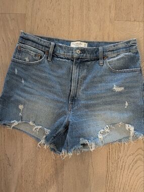A&F - 4 In High Rise Mom Short